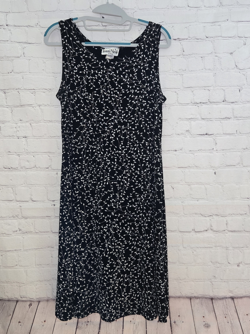 Ronni Nicole Navy and White Sleeveless Maxi Dress